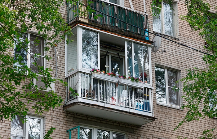 Остекление балконов и лоджий: возникающие трудности и юридические аспекты