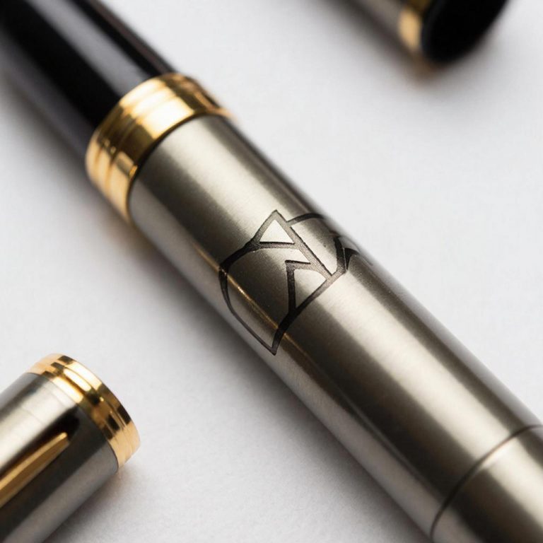 Шепот Бренда в Ладони: Как Ручки с Логотипом Превращаются из Обычного Предмета в Маяки Вашей Идеи